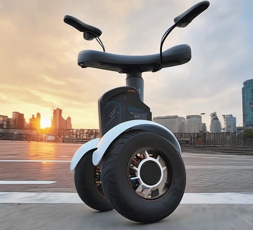 Hoverboard pe fundalul orasului la apus de soare